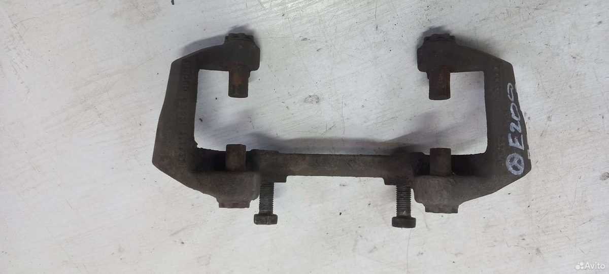 Скоба переднего суппорта Mercedes W207