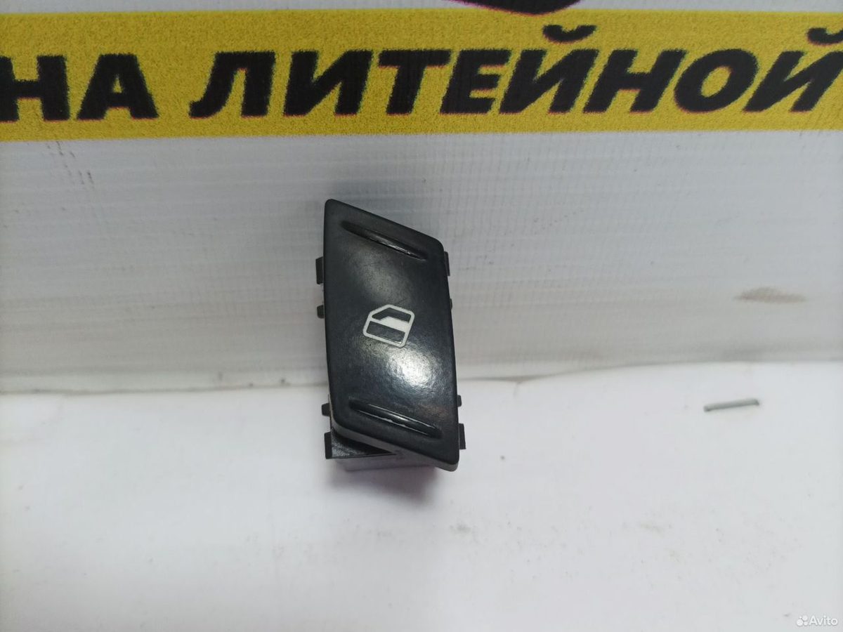 Кнопка стеклоподъемника правая Skoda Octavia A5