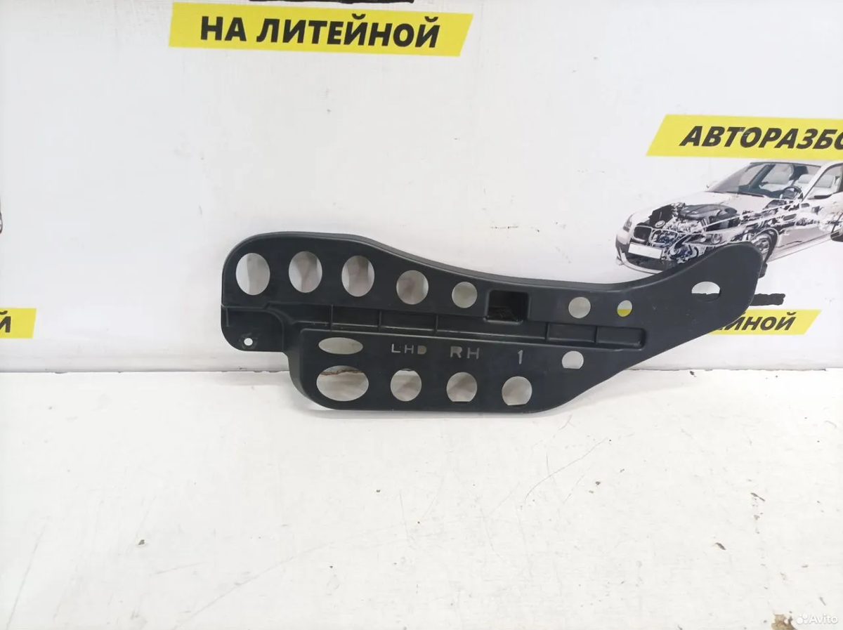 Кронштейн ковролина правый Toyota Camry XV70