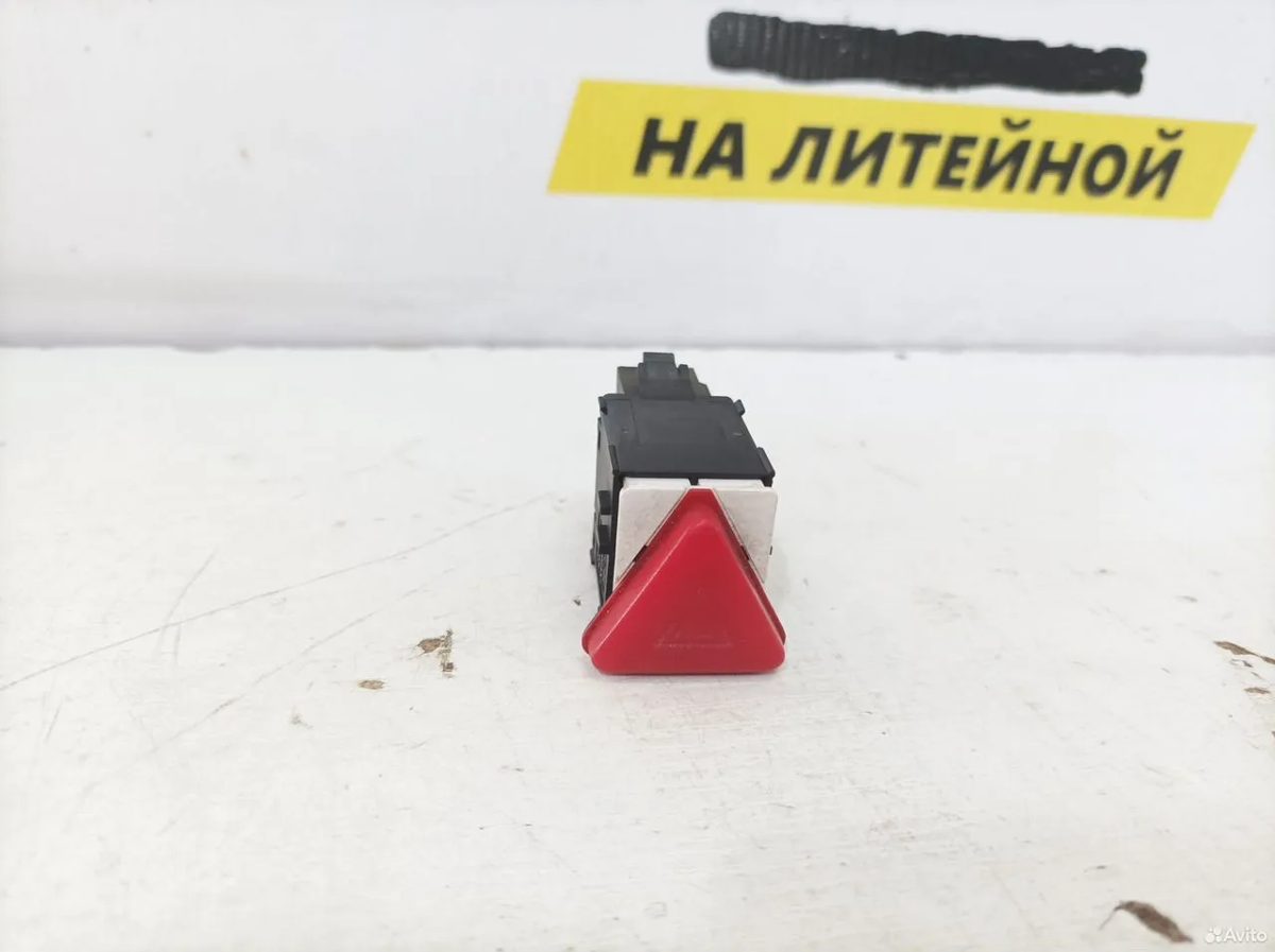 Кнопка аварийной сигнализации Skoda Fabia 1