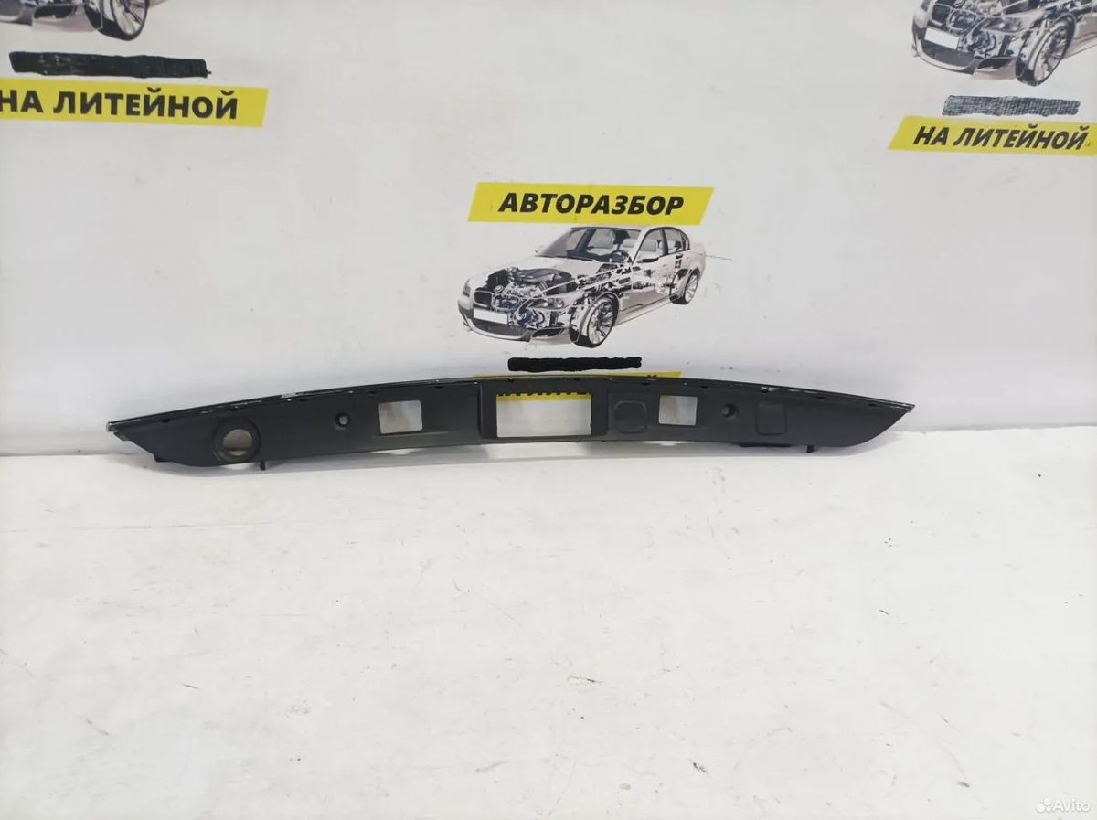 Накладка крышки багажника Mercedes Benz W204