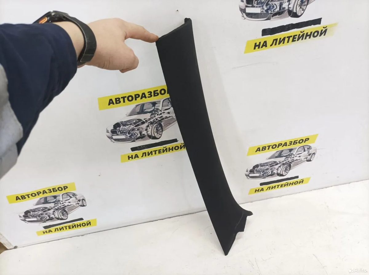 Обшивка стойки стекла правая Mercedes Benz W204