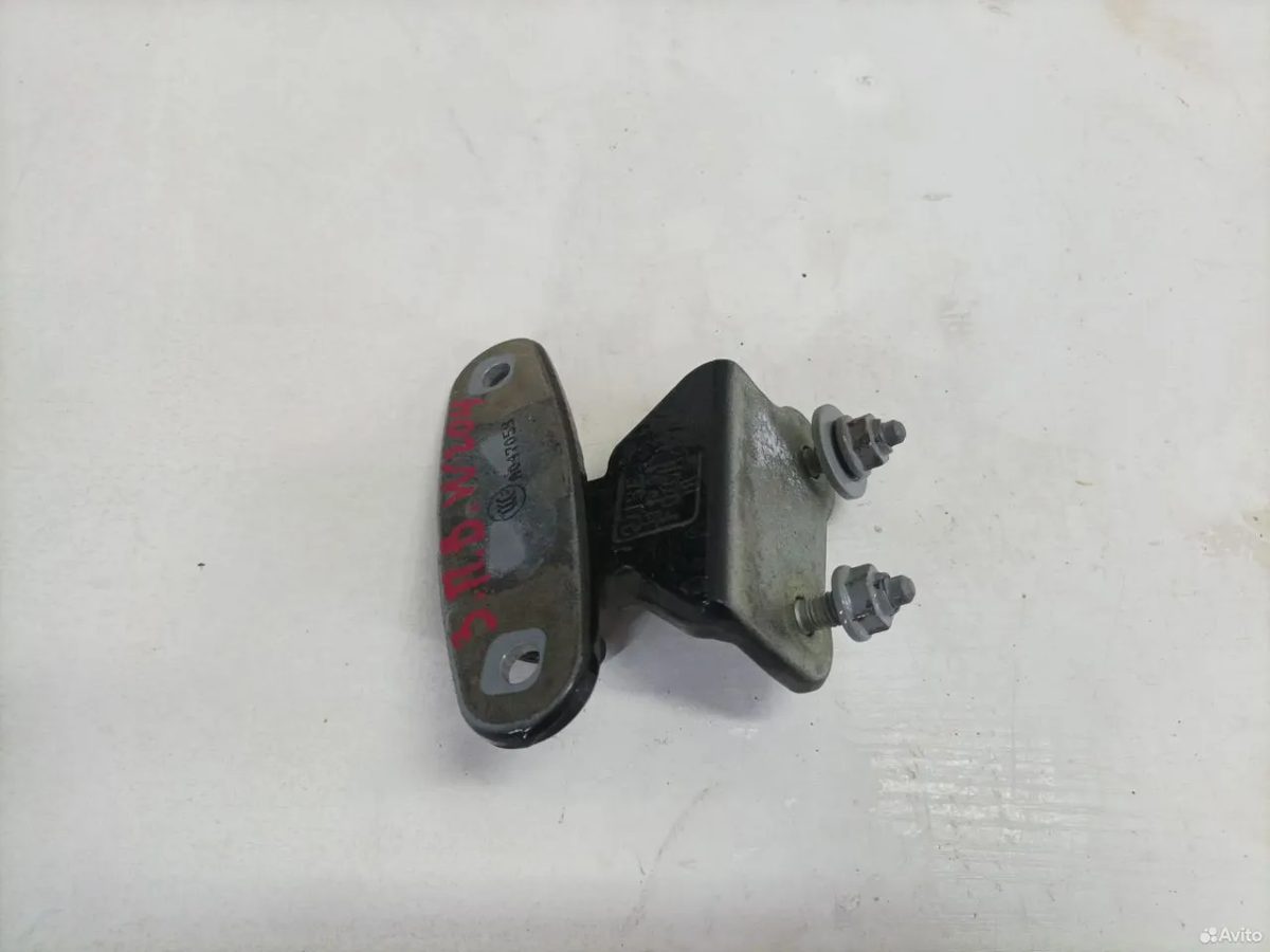 Петля двери задняя правая верх Mercedes Benz W204