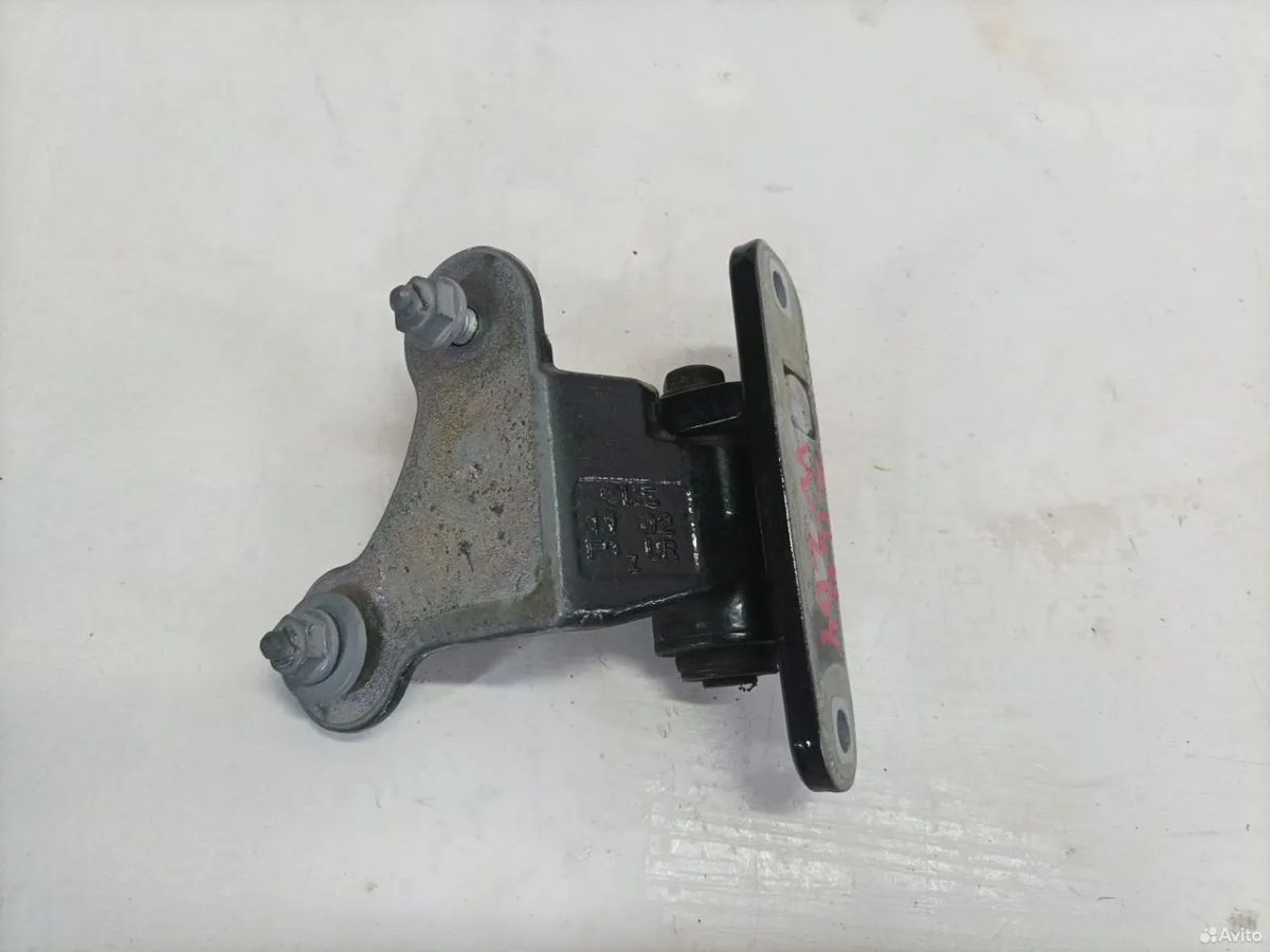 Петля двери задняя правая низ Mercedes Benz W204