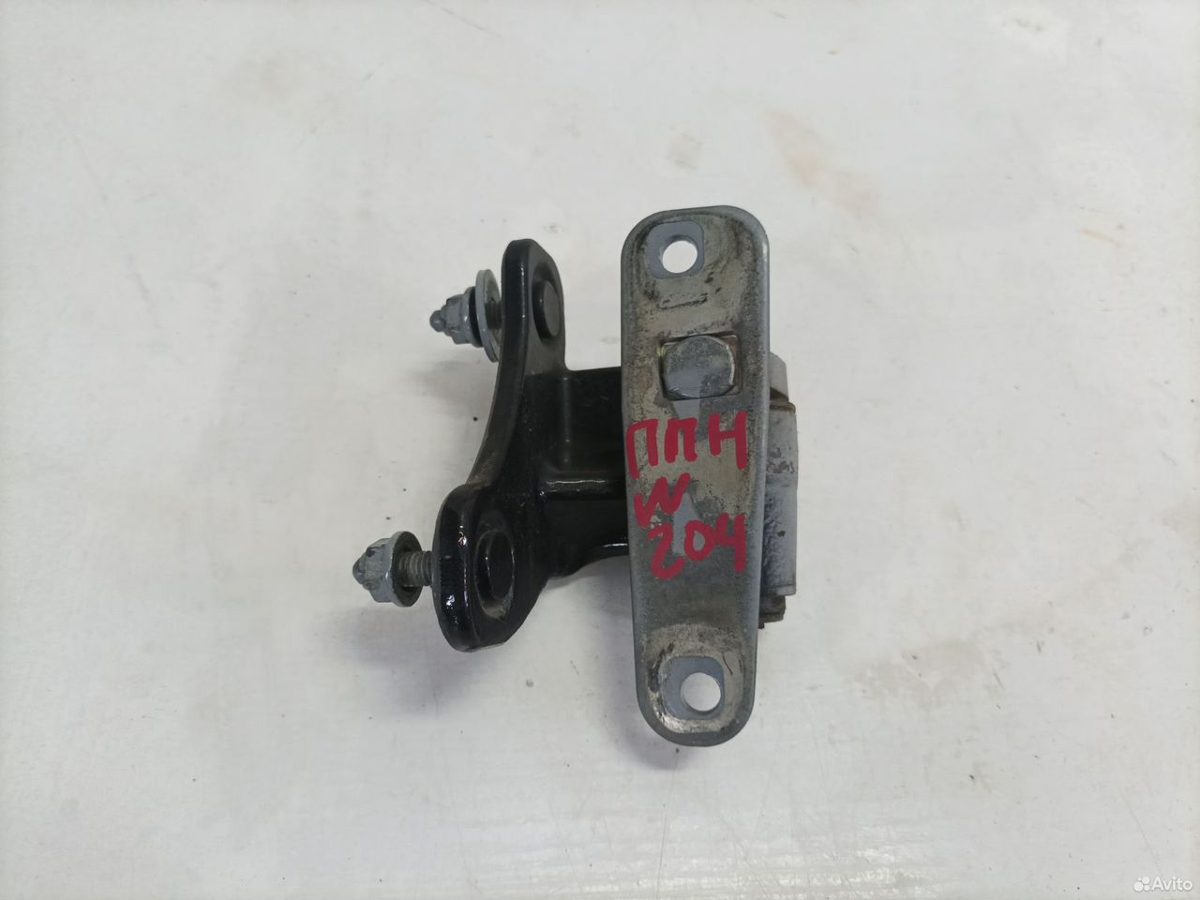 Петля двери перед правая низ Mercedes W204