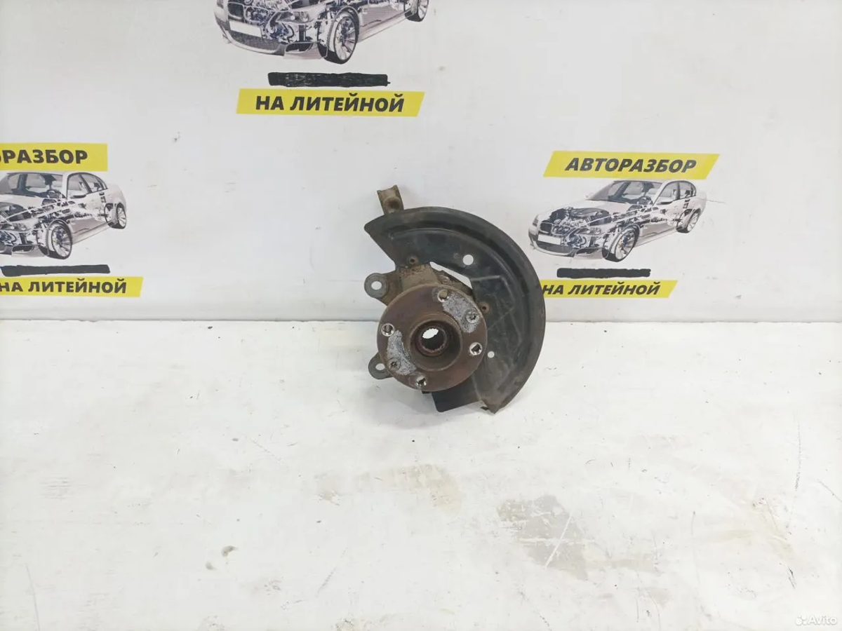 Кулак передний левый Renault Logan 2