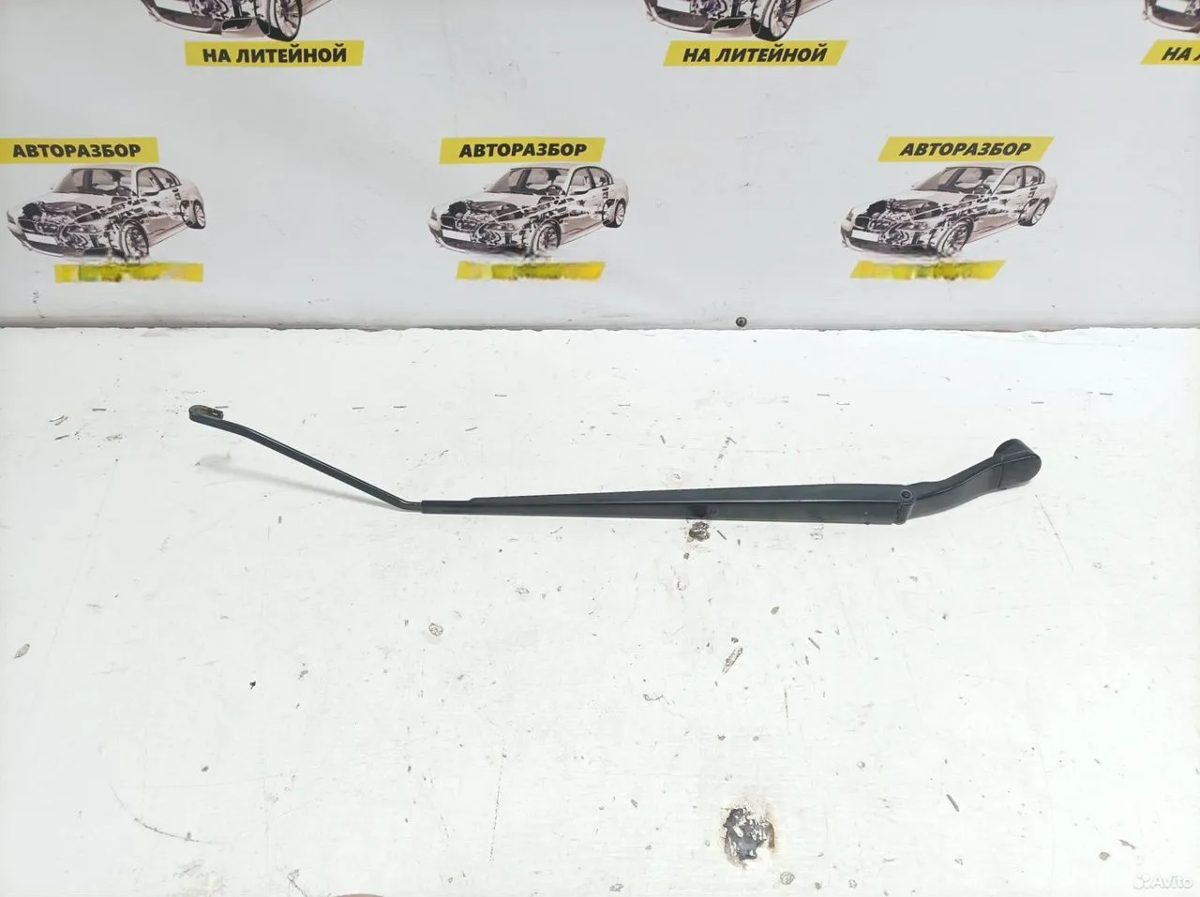 Поводок дворника правый Nissan Tiida C11
