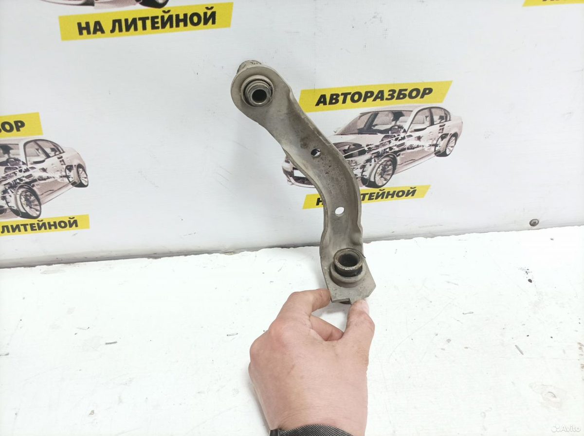 Кронштейн подрамника правый Nissan Tiida C11