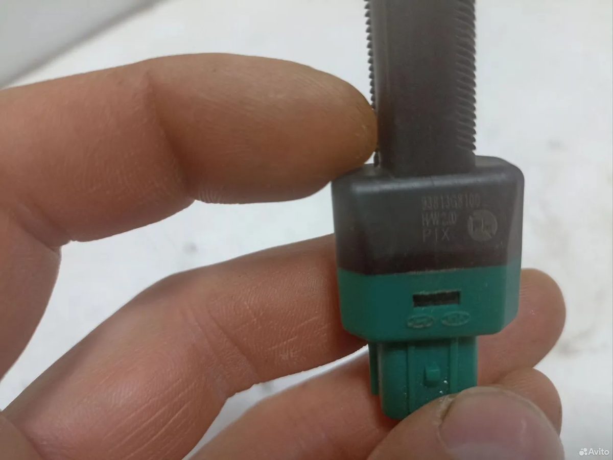 Датчик стопов Kia K5 DL3 — фото 3