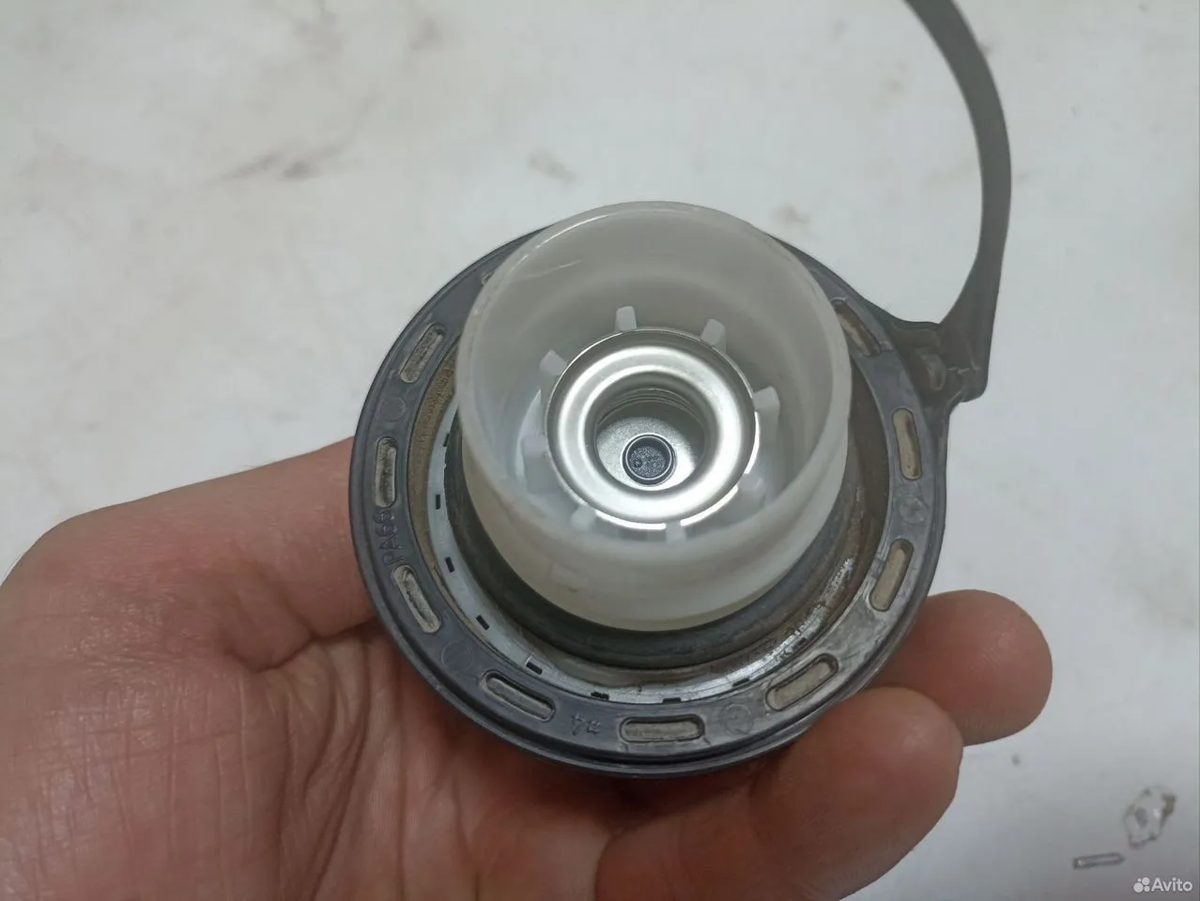 Крышка горловины бака Kia K5 DL3 — фото 4