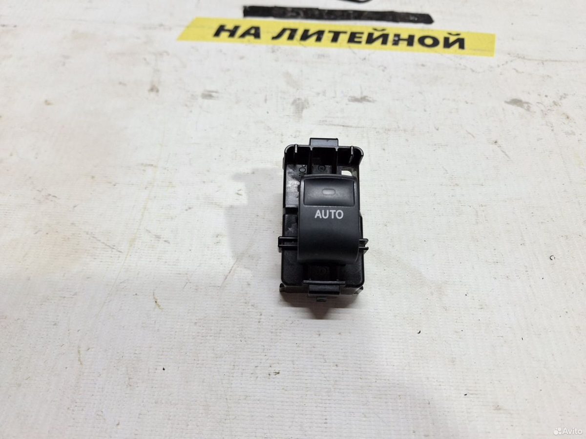 Кнопка стеклоподъёмника Toyota Camry XV55