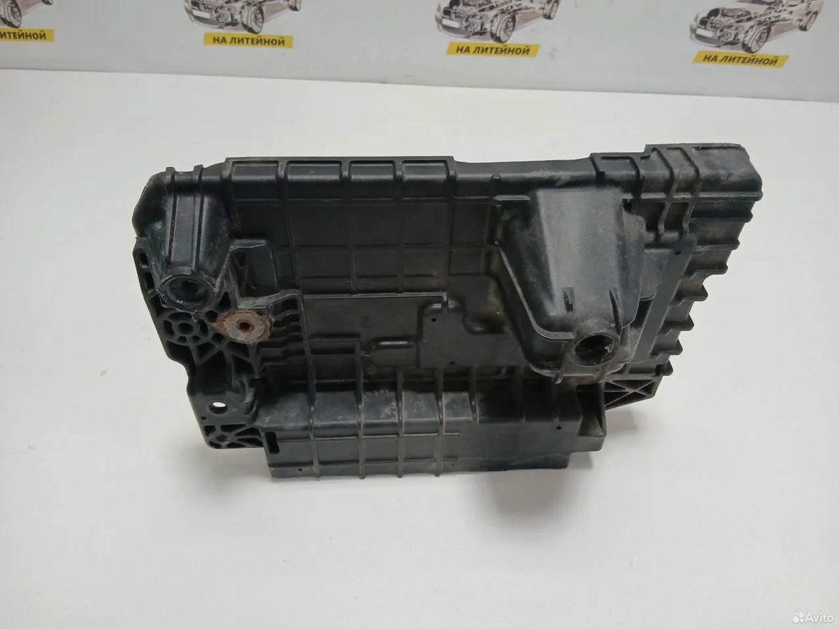 Кронштейн аккумулятора Kia K5 DL3 2020 — фото 3
