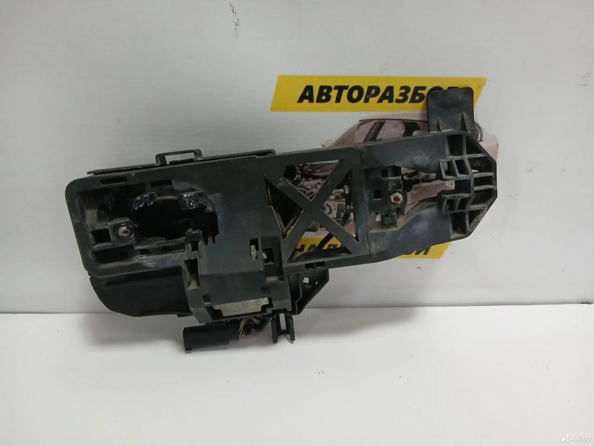 Кронштейн ручки передний правый Mercedes-Benz W221
