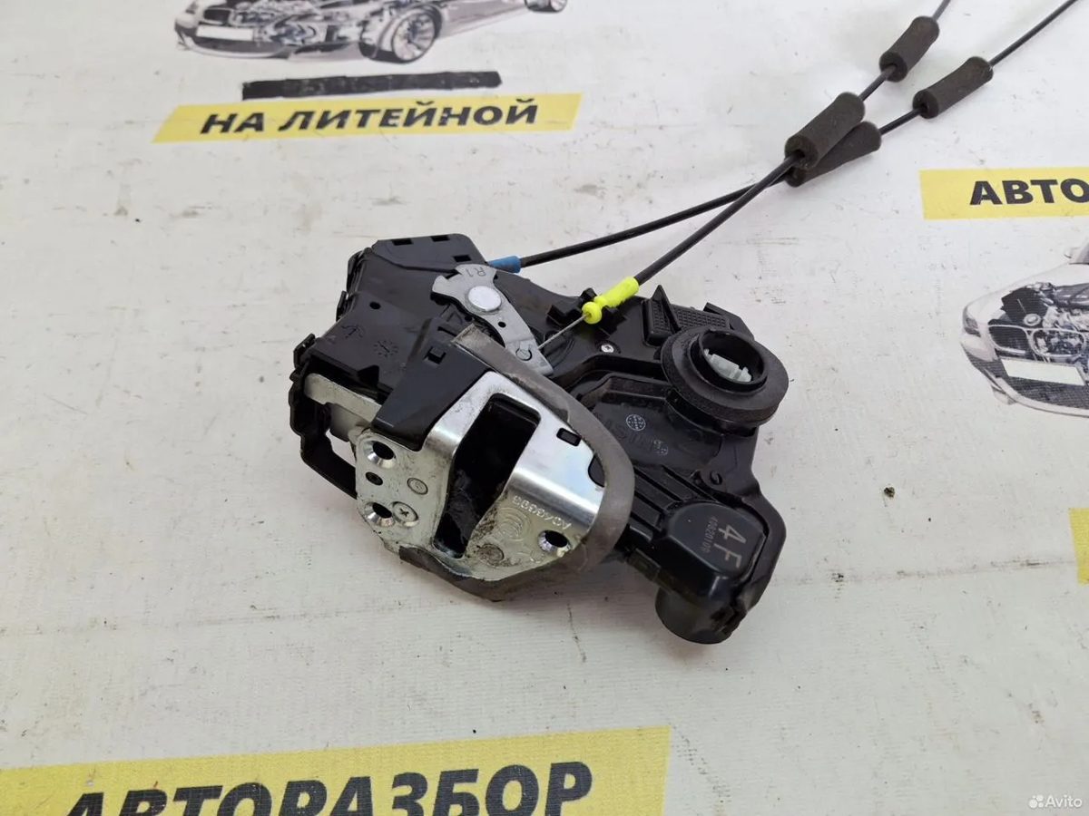 Замок двери передний правый Toyota Camry XV50