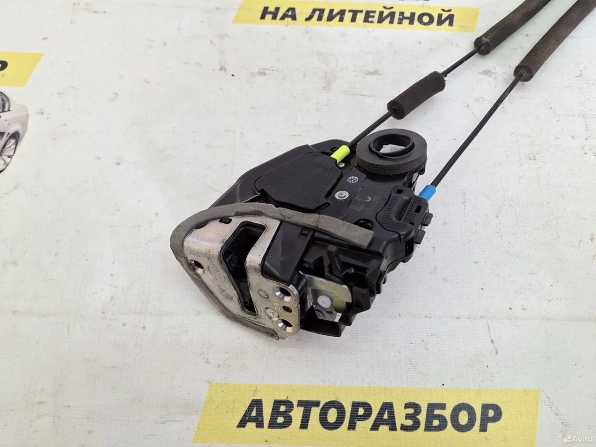 Замок двери задний левый Toyota Camry XV50