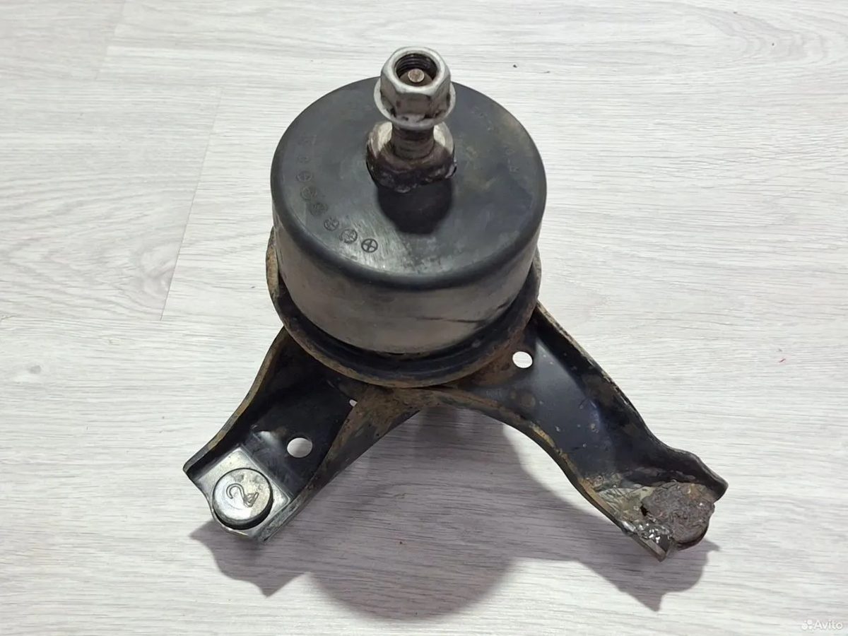 Опора двигателя правая Toyota Camry XV50